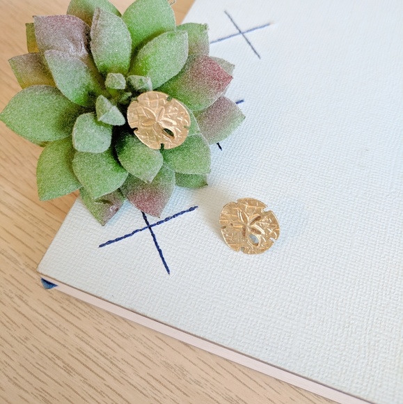 Jewelry - 3/$25 Vintage Gold Sand Dollar Earrings